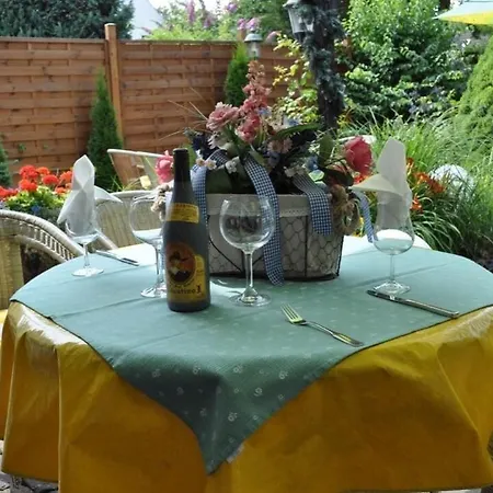 & Restaurant Bei Hoelzchen 3* הנובר